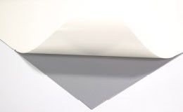 Adhésif double appliqué sur la face arrière. Permet l'application de l'impression sur supports variés. Compatible avec les bâches, le polypropylène, les papiers.