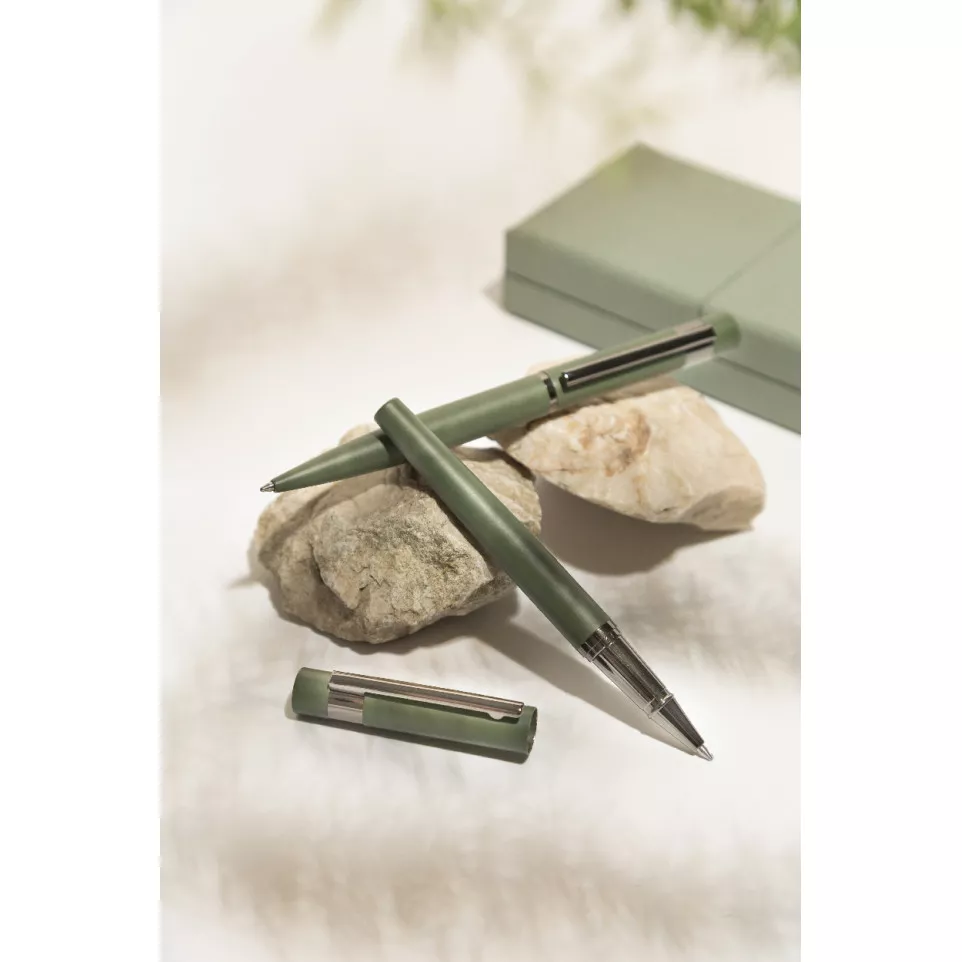 Atelier vert  parure de stylos 