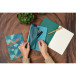 Ginkgo, Trousse en cuir réversible pour carnet A5 (2 faces : un côté cuir teinté vert sapin, un côté cuirisé bleu indigo) avec u