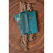 Ginkgo, Trousse en cuir réversible pour carnet A5 (2 faces : un côté cuir teinté vert sapin, un côté cuirisé bleu indigo) avec u