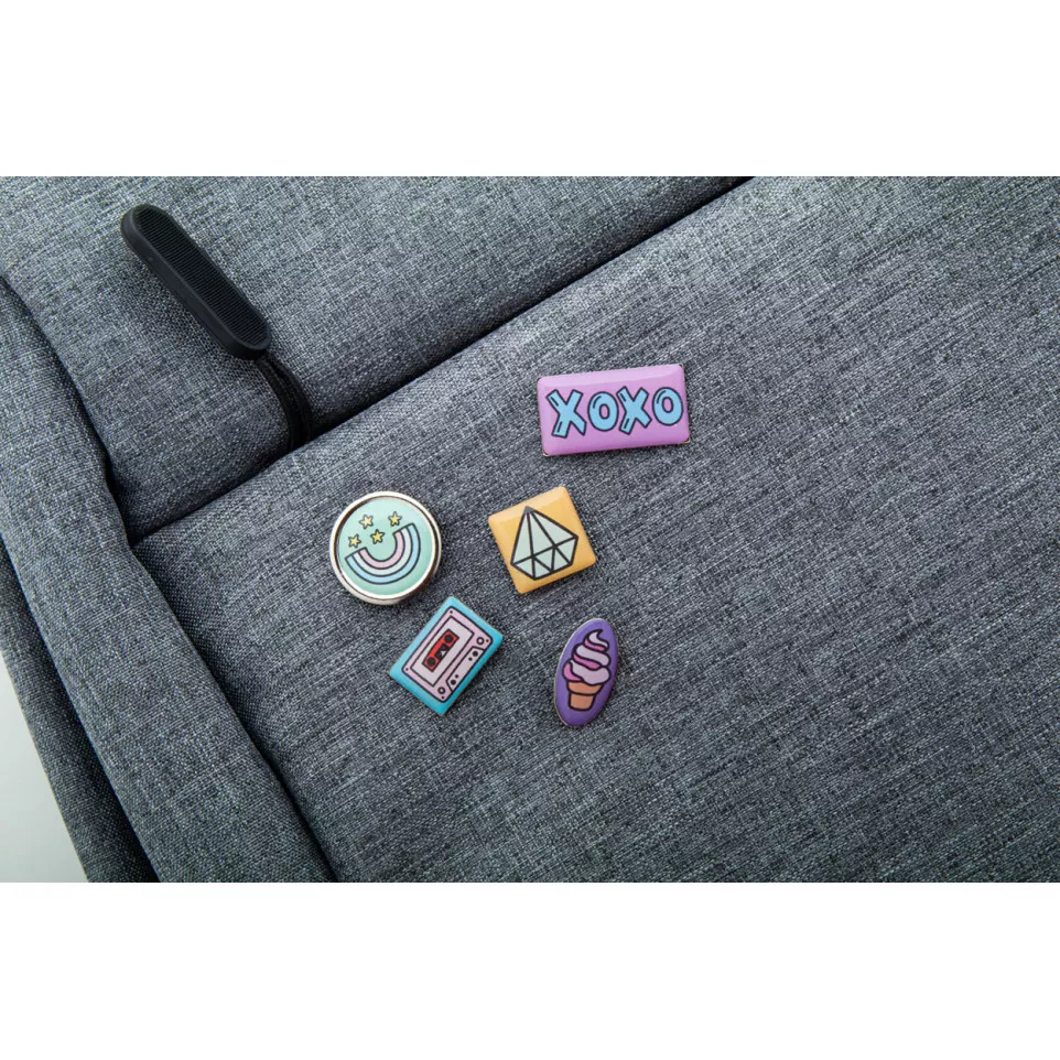 Read silver  metal badge 