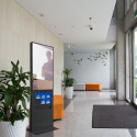 Digitale Smart Line Totem Rack 6 x A4 Met 43" Samsung Scherm Met Touchscreen Wit