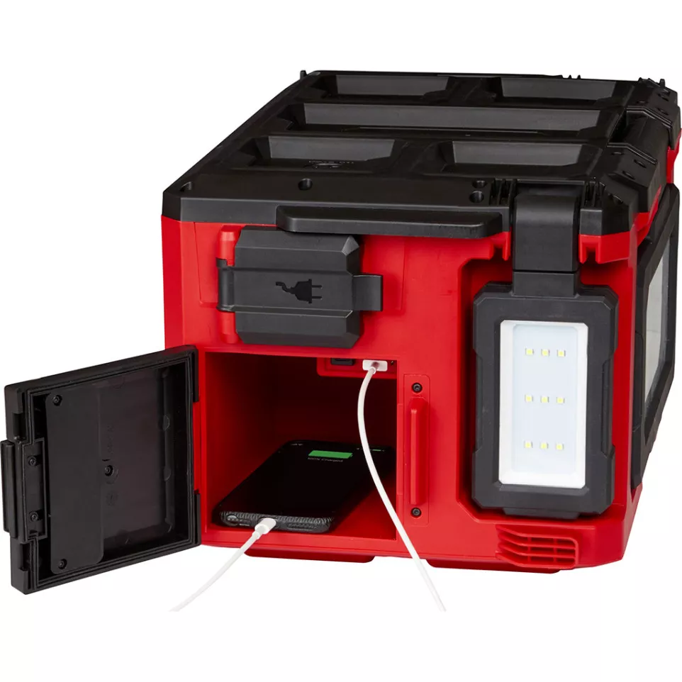 Milwaukee M18 PACKOUT Light/Charger...