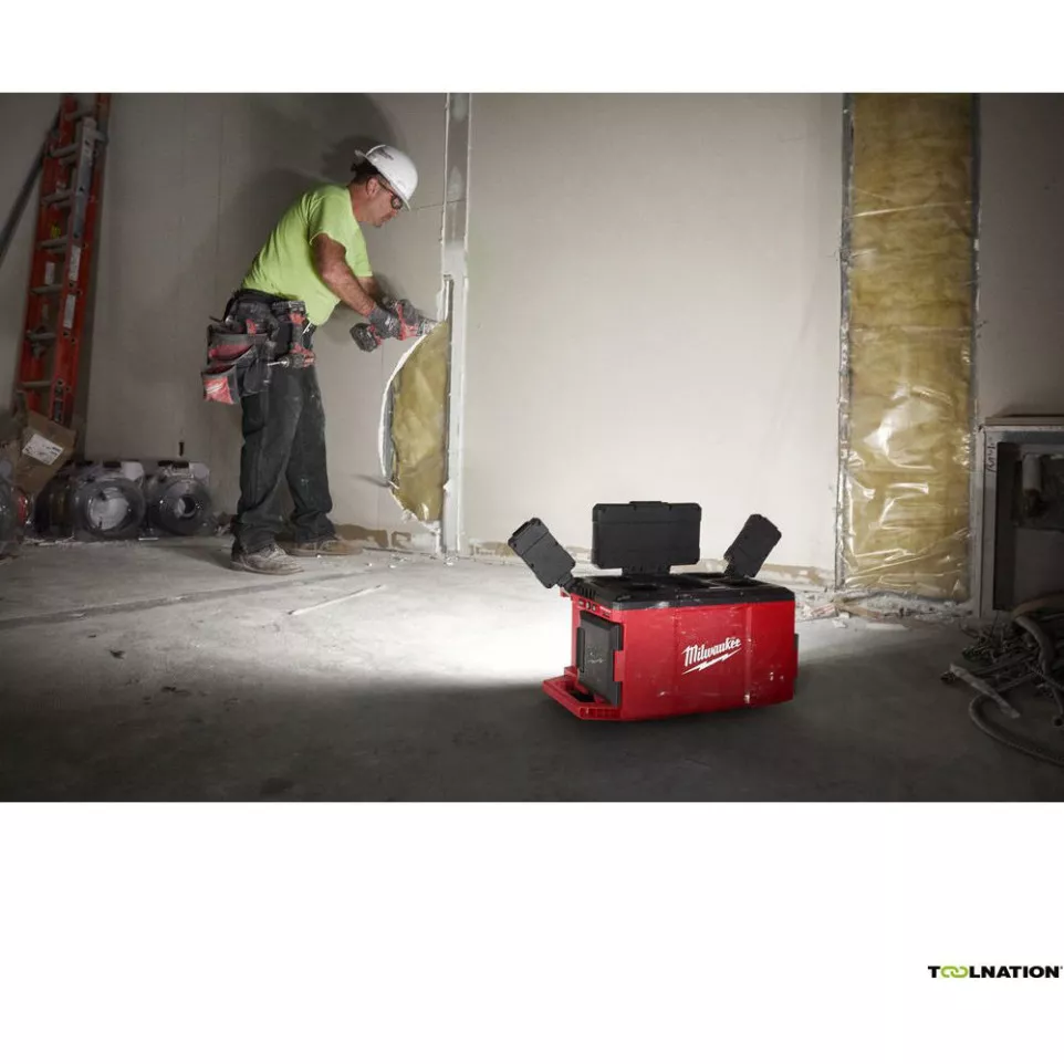 Milwaukee M18 PACKOUT Light/Charger...