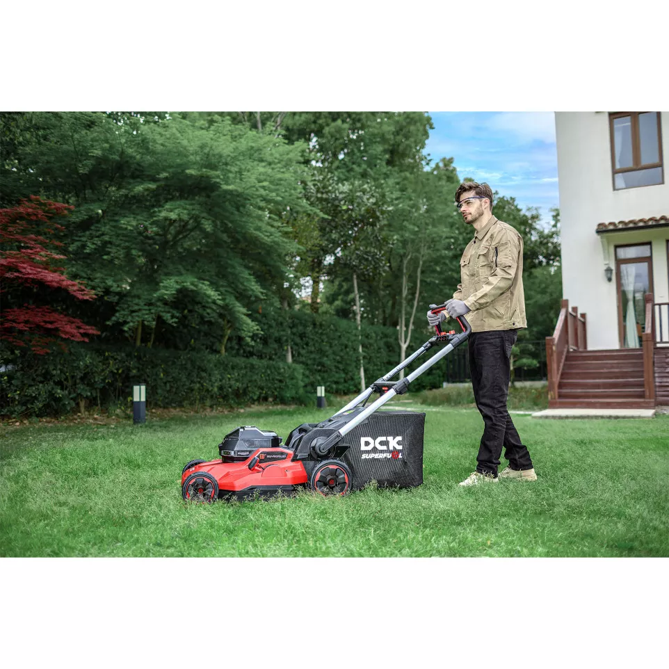 Zelftrekkende grasmaaier DCK 58V -...