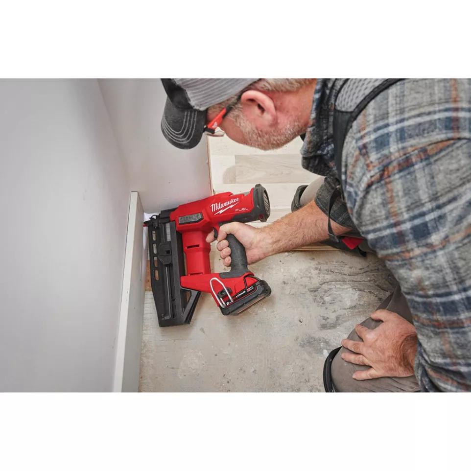 Cloueur Brads sur accu Milwaukee M18...