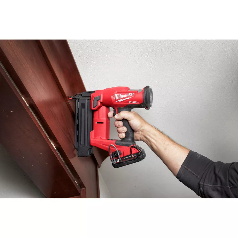 Cloueuse de finition Milwaukee M18 -...