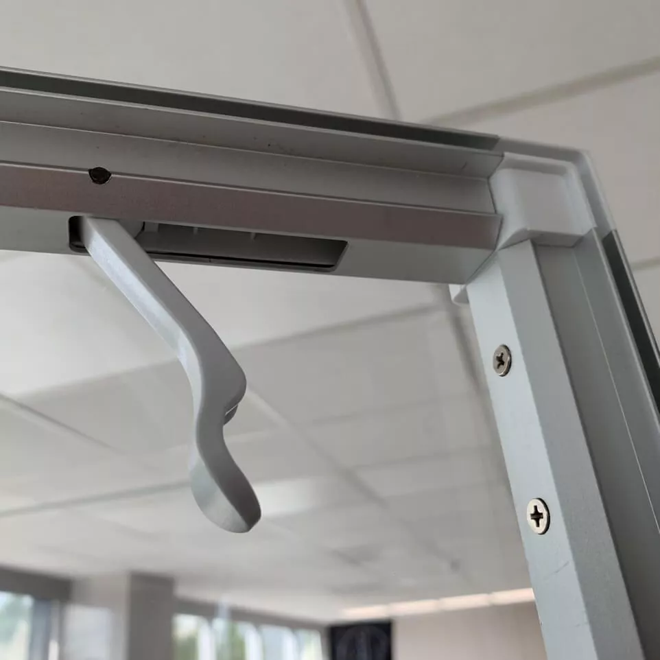 Freestanding separation screen