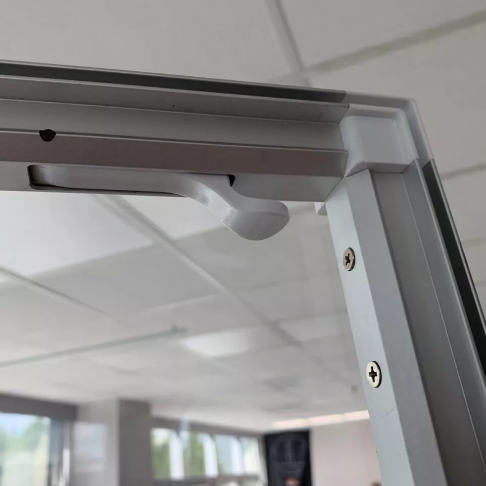 Freestanding separation screen