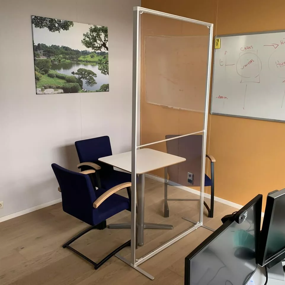 Freestanding separation screen