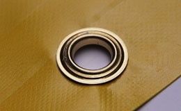 Pose d'un œillet de diamètre intérieur 15mm dans chaque coin de la bâche